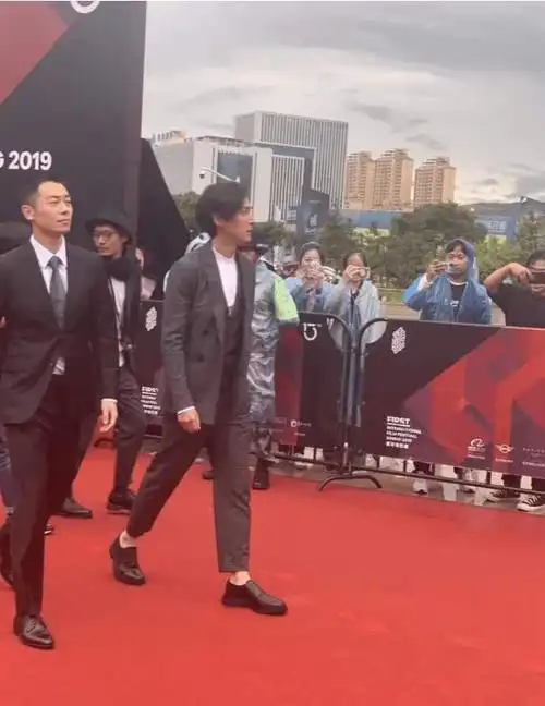 当1米85胡歌撞上1米80朱亚文,网友:谎报身高的那位,不尴尬吗