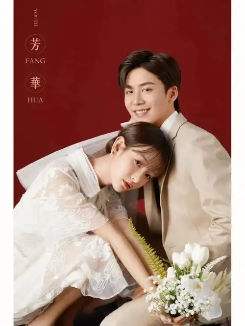 复古又喜庆的暗红色单色背景婚纱照