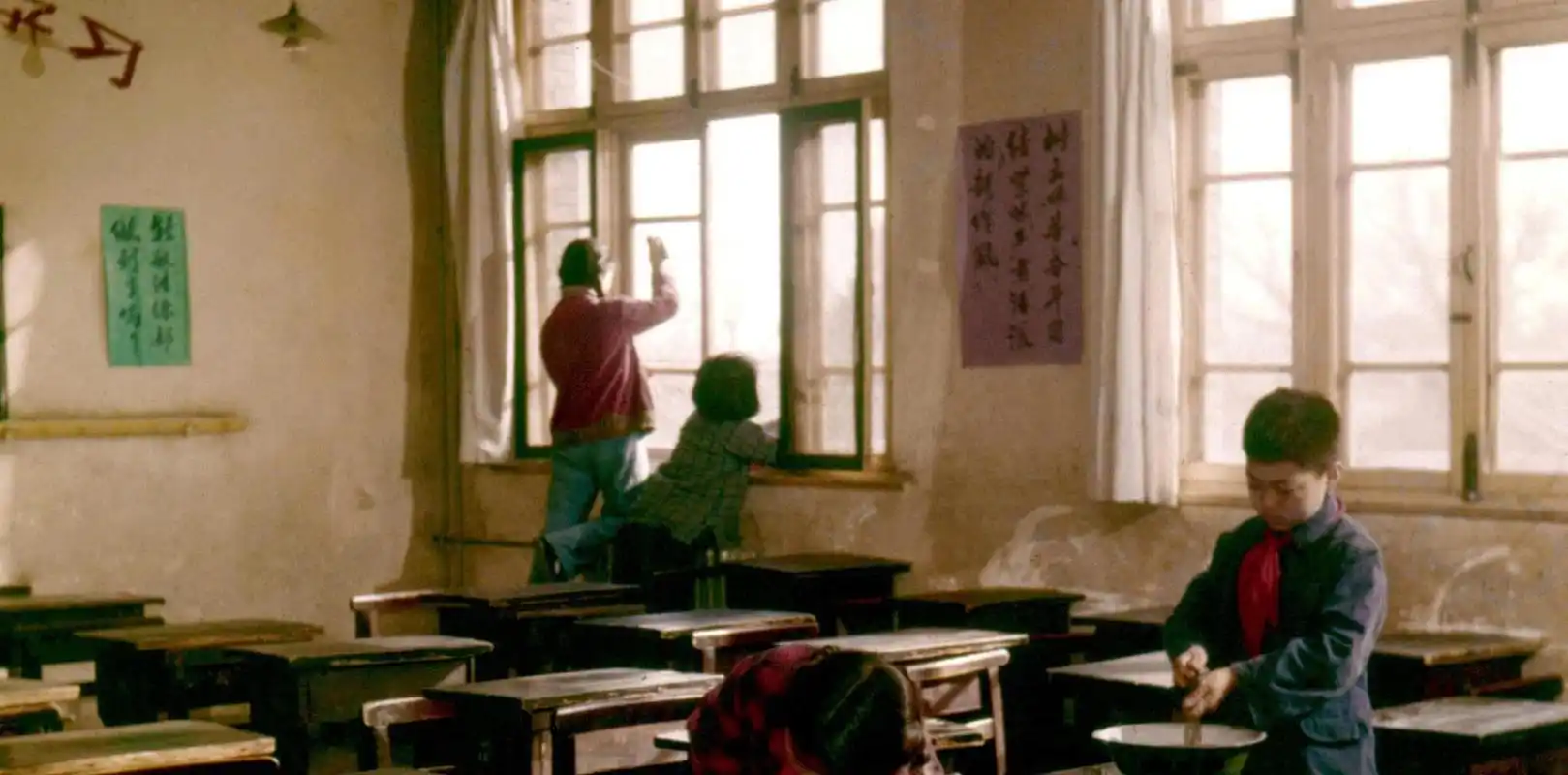 老照片:上世纪60年代,小学生的课余生活旧影,还会帮父母做家务