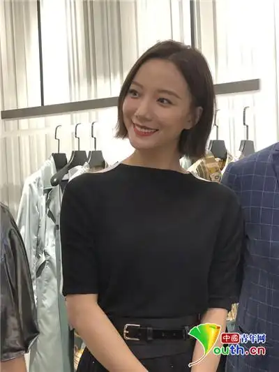 王珞丹穿黑色网纱裙脚踩高跟鞋妩媚迷人女人味十足