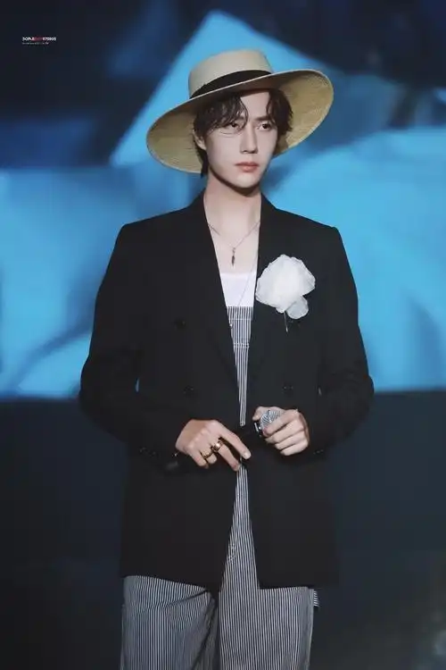 191102 陈情令南京演唱会 草帽博 @uniq-王一博 cr:logo