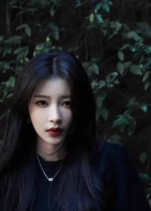 孙怡黑长直夏日光影大片释出开叉皮裙展曼妙曲线