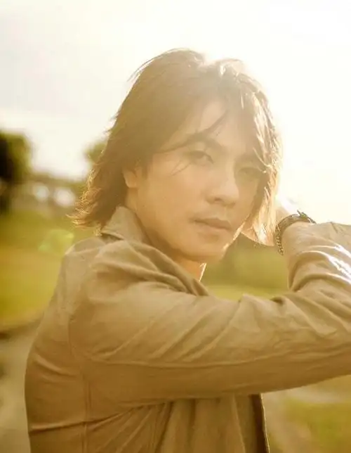 阿杜穷时苦中作乐巅峰时期迅速消失10年了他如今怎样了