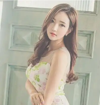 一九分侧分的这款韩式中长发让美眉的瓜子脸变得更加精致小巧,同时还