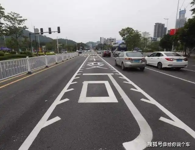 原创开车遇到锯齿车道怎么办看清楚再走老司机都有走错的