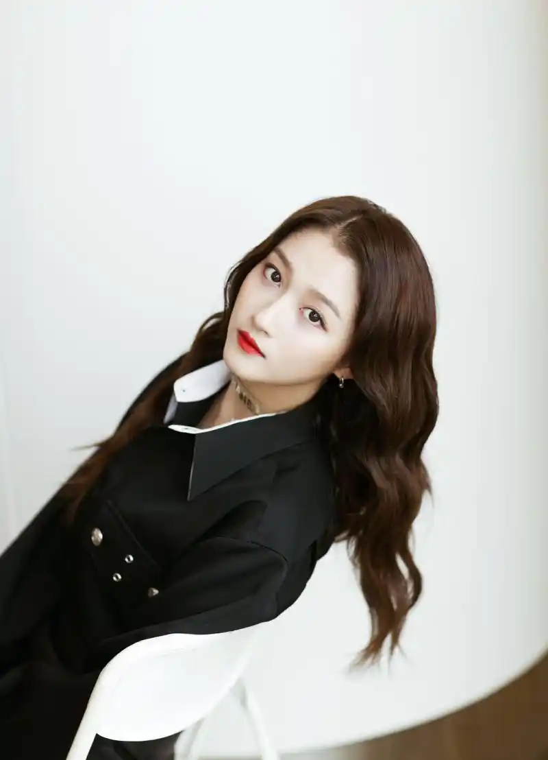 关晓彤头发微卷,红唇动人,黑衣性感.