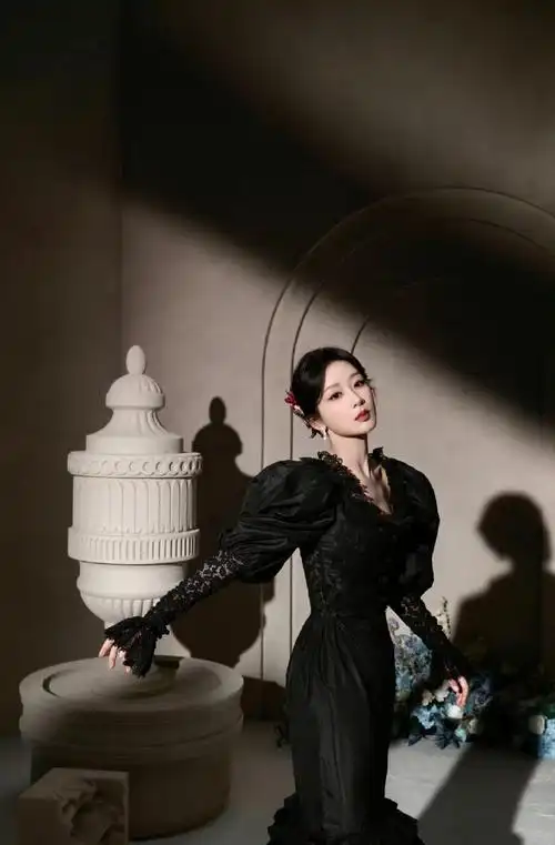 杨紫黑色高定礼服##杨紫变魔术变出爱心