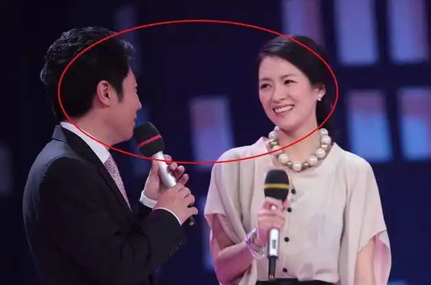 撒贝宁一家口四游迪士尼混血儿女正脸曝光老婆身高美貌逆天