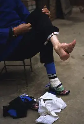 走进中国最后一代裹脚的女人