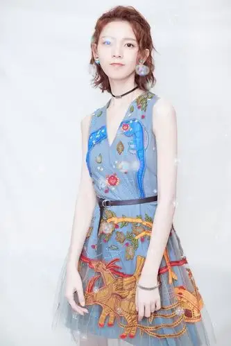 陈瑶换回短发出席活动 可塑性太强美腻死啦