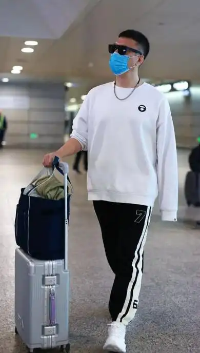 孙红雷现身上海机场 黑白风搭配展现经典气质年轻帅气|墨镜|卫衣|寸头