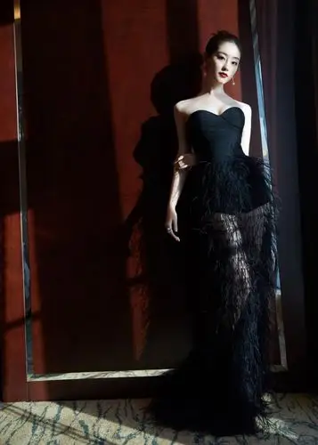 祝绪丹黑色羽毛拖尾裙,霸气姐姐上线