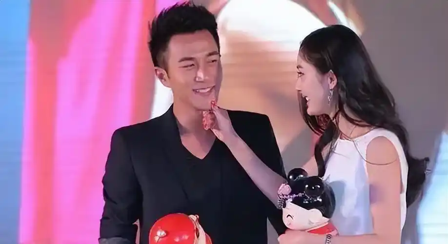 杨幂成为撩汉高手是需要底气与文化底蕴的,会撩展示了她的高智商