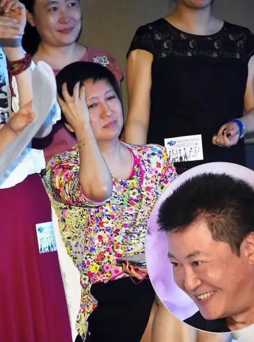 赵宝刚妻子真不像63年的人,碎花上衣穿得挺清新,一看就是女强人|纯色