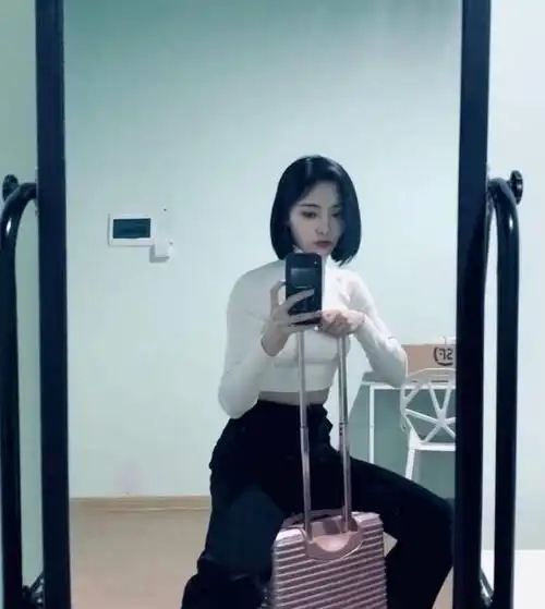 许佳琪穿露脐装对镜自拍看到那双长腿我酸了平时都不敢这样p