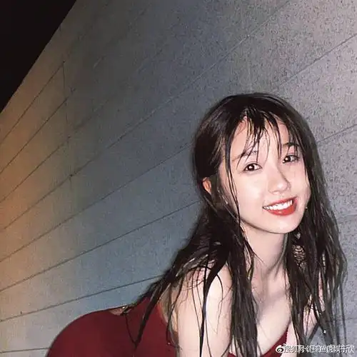 25岁虞书欣好性感!红色泳装大秀美背,置身泳池尽显身材曲线