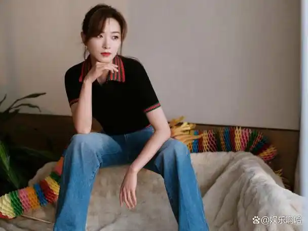 万茜龙年时尚秀大衣搭配牛仔裤手持龙年糖画送祝福