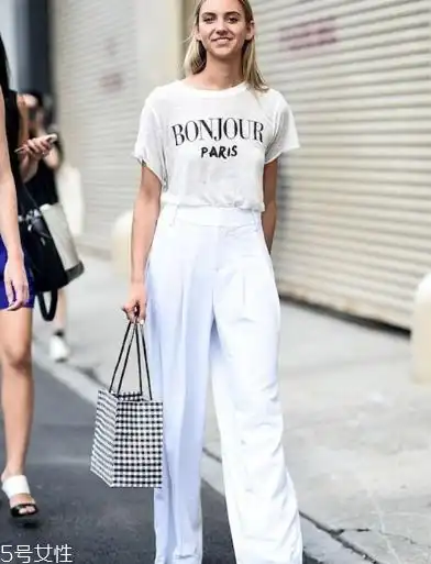 白色t恤配什么颜色好看