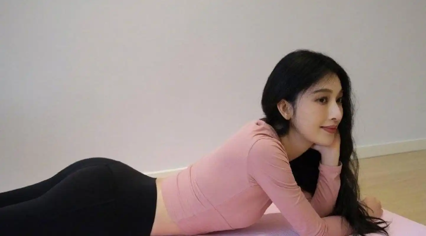 张俪身穿粉色紧身衣以及瑜伽裤,和大家分享自己锻炼的成果和具体动作