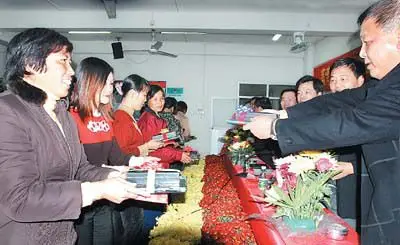 53岁女社员捧到高中毕业证(图)