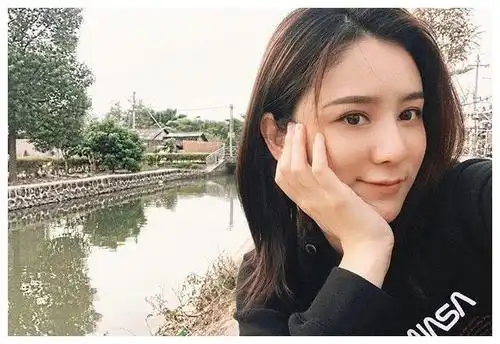 张馨月晒滑雪照片,疑似由老公林峰亲自指导,拍摄角度非常帅气