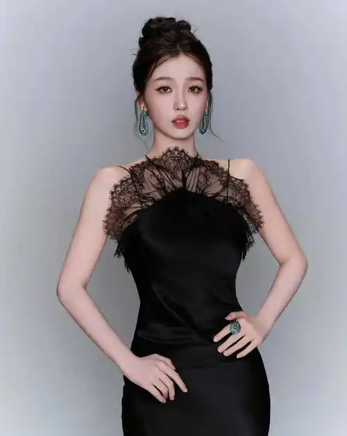 虞书欣gq盛典黑白两套造型 云朵白纱裙又纯又欲 蕾丝黑裙优雅高贵_美