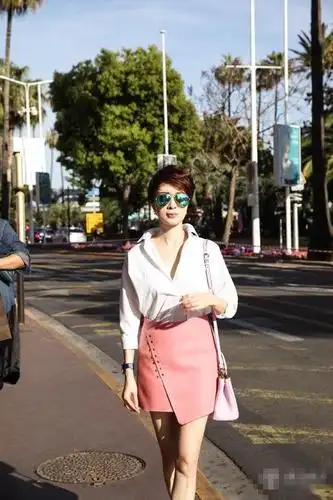 金巧巧露背透视裙亮相颁奖典礼肉色内裤若隐若现