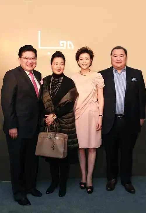 曹可凡近照梳二分头胖圆脸笑容可掬妻子是圈外人儿子也很胖