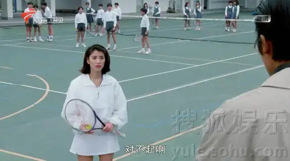 《大富之家》中的剧照日前被网友挖出,袁咏仪梳着短发,正在打网球