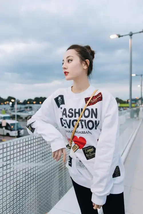 迪丽热巴米兰机场街拍时尚仙女下凡