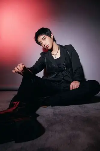 华晨宇壁纸一身黑色修身西装的花花酷帅有型超个性啊