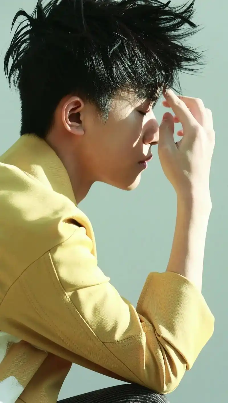 有机会的话 去亲眼见见那个心心念念的人吧 #易烊千玺 #壁纸 - 抖音