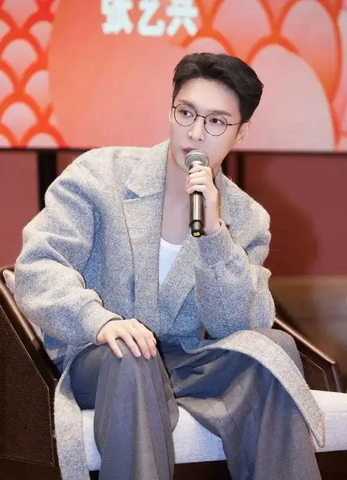 张艺兴,无疑是忙到飞起的「内娱特种兵」,在密集的路演与演唱会行程后