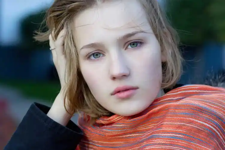 穿皮夹克的年轻漂亮女人