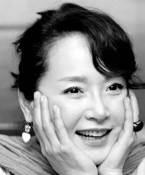 东方梦露恬妞65岁身材丰满穿衣优雅又显贵真是风韵犹存