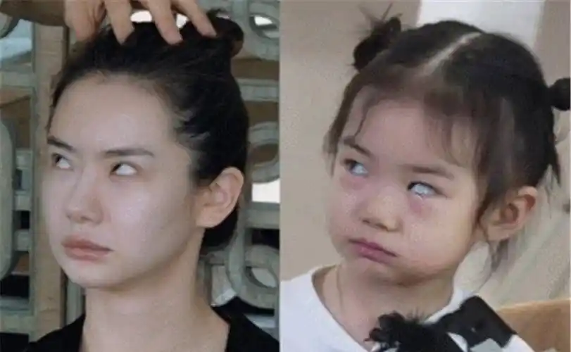 戚薇和女儿lucky真的非常像一对母女,他们从表情,动作几乎是一模一样