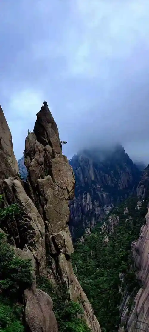 黄山壮丽山峰,以其险峻雄伟而又美丽神秘的自然风光吸引着无数游客