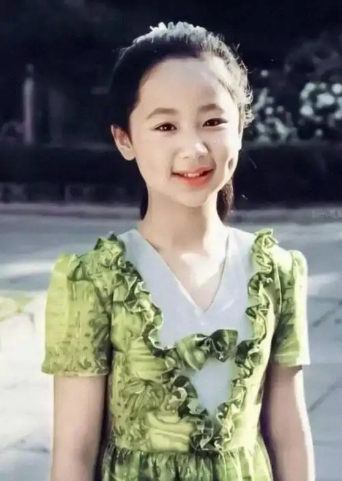 杨紫小时候照片曝光!鹅蛋脸 好看的婴儿肥.