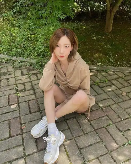 秀出六块坚实腹肌,纤细的双腿仿佛会折断一般|金泰妍_网易订阅