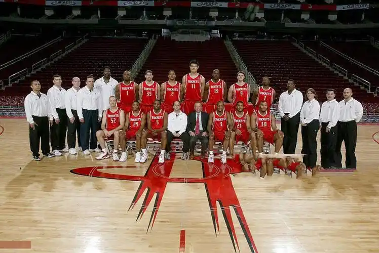 这九张火箭全家福,是否勾起了你记忆里的那一抹红?