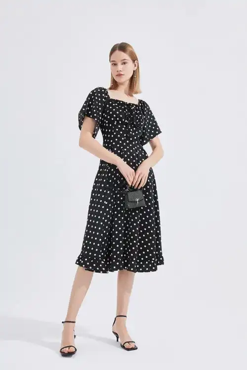 周二上新日优雅别致的波尔卡圆点若隐若现地吸引着你的视线飘逸长裙