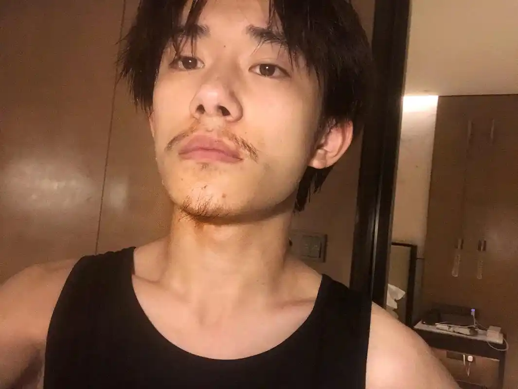 易烊千玺蓄胡样貌帅气十足 工作室调侃"五三"带来改变