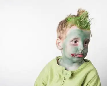 伤心的小男孩打扮成僵尸万圣节照片