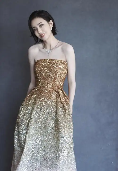 佟丽娅剪成短发气质好出众,穿礼服裙优雅又性感,身材苗条似少女_造型