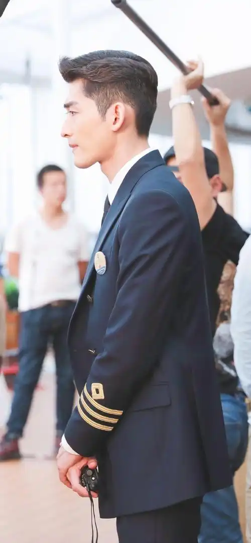 张翰超话&#张翰流光引#我想把你名字写在掌心里,这样我好像每一天都有