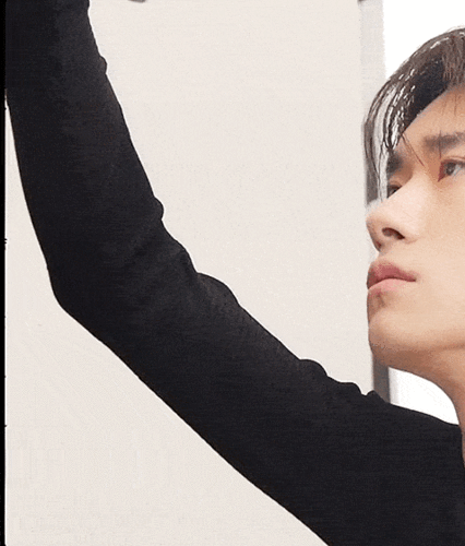 饭制易烊千玺工作室存货动图 仿佛是被壁咚的视角