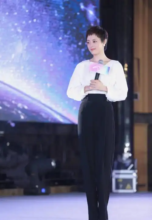 孙俪的官方身高是165cm,但是这身搭配却穿出了强大的气场,原因在于她