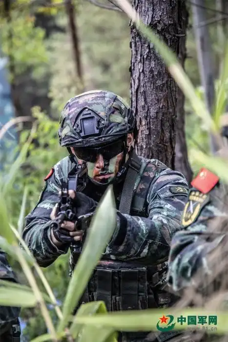 利刃出击广西梧州武警特战队员开展山林地反恐演练