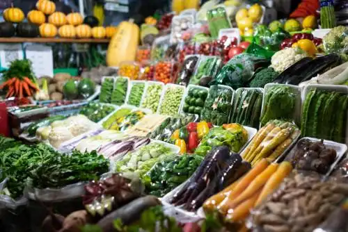 菜市场里码放待售的蔬菜