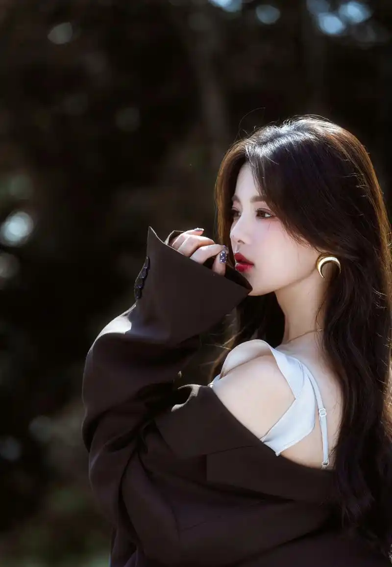 杨超越,白色吊带上衣搭配黑色高腰裙,外搭西服,美的梦幻!